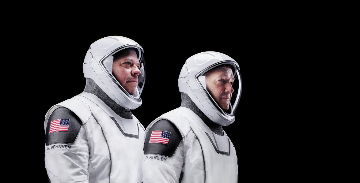 Behnken y Hurley son los dos astronautas que viajarán en la cápsula Crew Dragon de SpaceX. En total Hurley ha pasado 28 días y 11 horas en el espacio, mientras que Behnken ha acumulado 29 días y 12 horas, incluyendo 37 horas de paseo espacial.