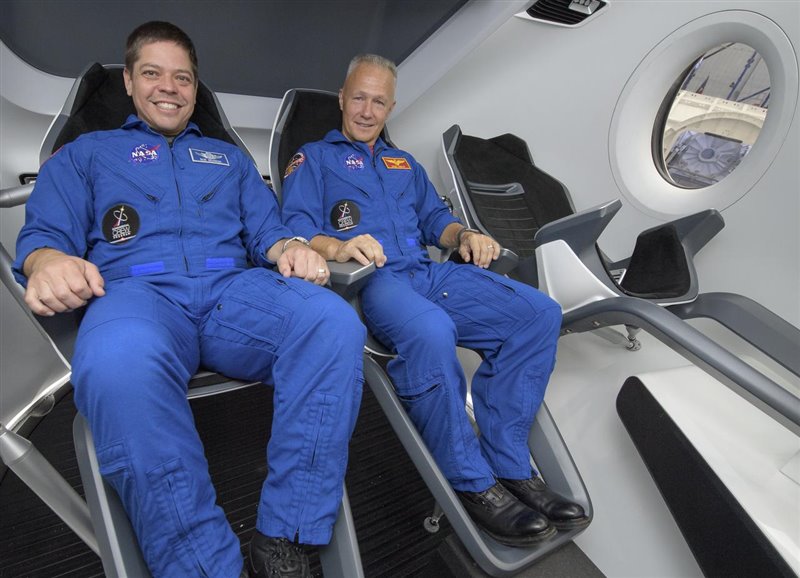 Los astronautas Bob Behnken (a la izquierda) y Doug Hurley (a la derecha) prueban el interior del módulo espacial Crew Dragon de Space X.
