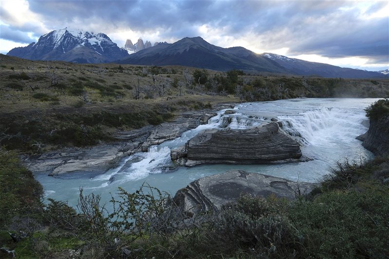El color característico del agua del río Paine se debe a los glaciares que hay en las cubres aguas arriba del río.