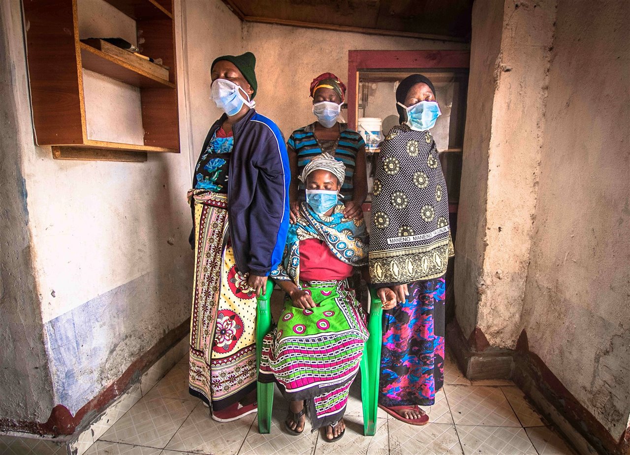4 mujeres se reúnen  en una casa de Nairobi, Kenia, para orar por los afectados por la pandemia provocada por el coronavirus.