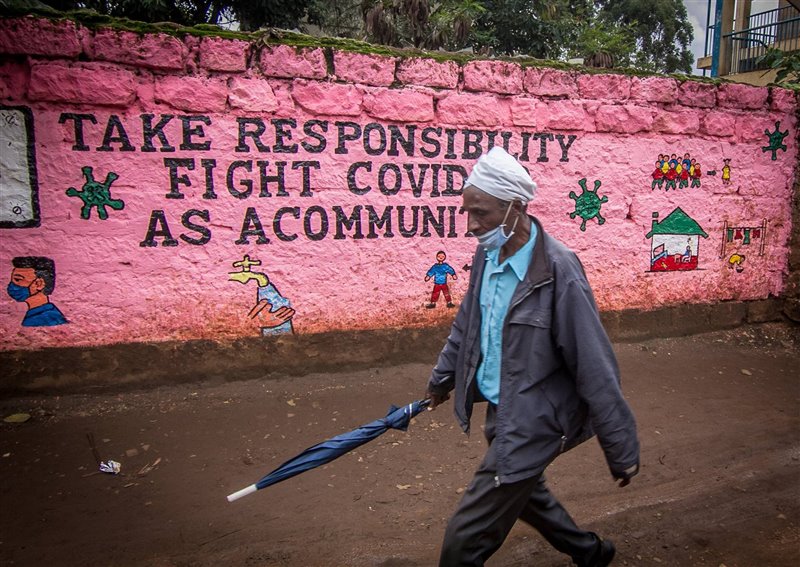 A medida que la gente vuelve a sus negocios, las paredes de Nairobi, Kenia, se llenan de graffitis con información de seguridad sobre el Covid-19.