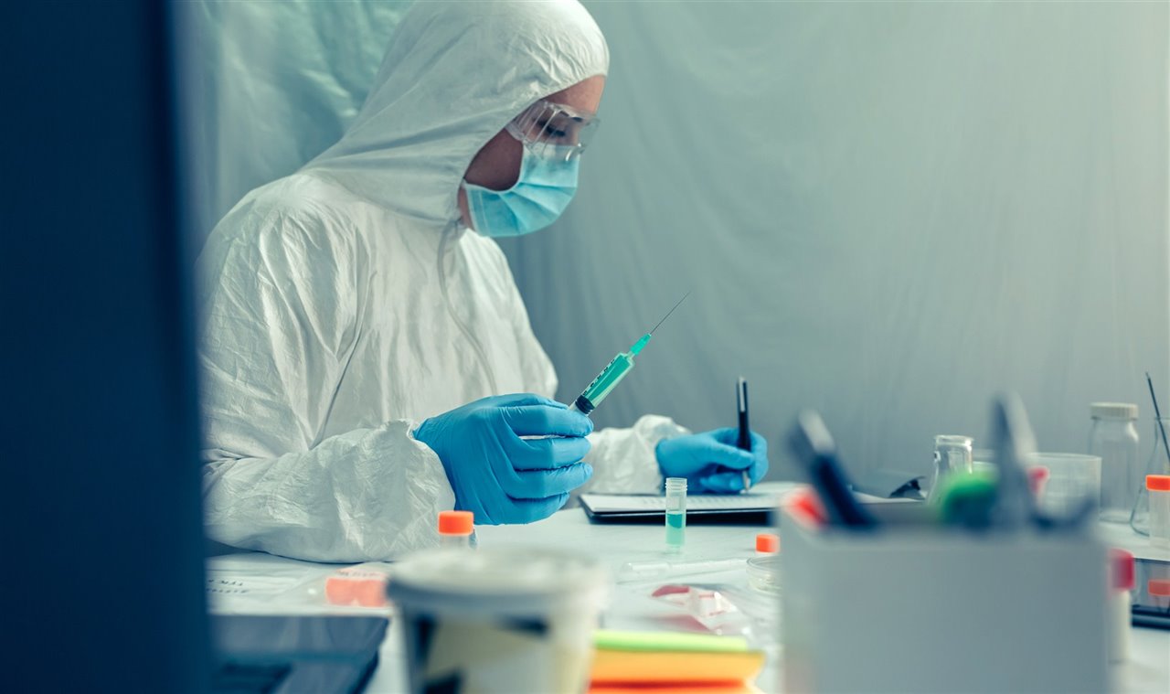 Científica estudia el desarollo de una vacuna en el laboratorio