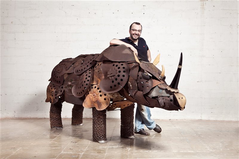 Miquel Aparici junto una de sus obras icónicas, un rinoceronte tamaño real.
