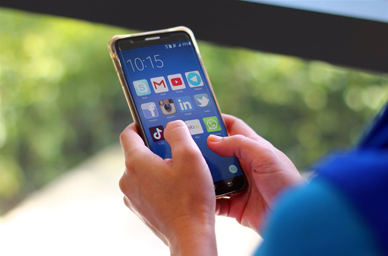 El uso continuado del móvil nos está cambiando el pulgar