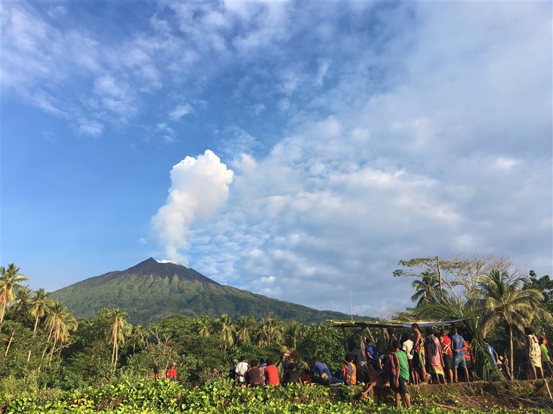 Desde el pueblo de Baliau, la comunidad local de Manam observa atenta la actividad del volcán.