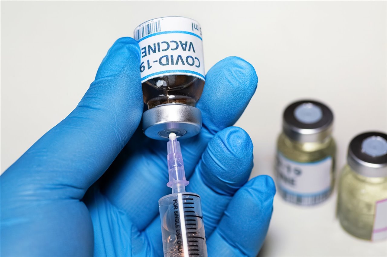 La fórmula de ambas vacunas se basa en la misma tecnología: usa ARNm para producir la proteína S del SARS-CoV-2. 