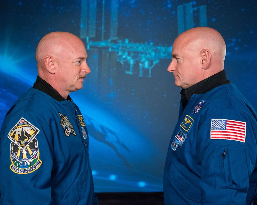 Los astronautas Mark Kelly y su hermano Scott en el Johnson Space Center.