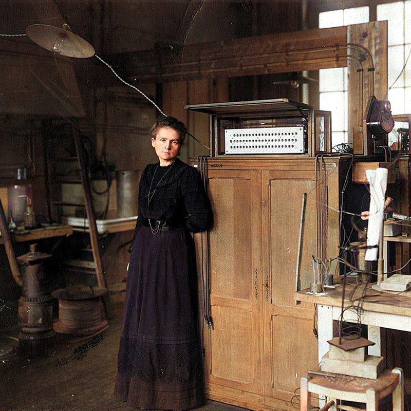 Fotografía coloreada de Marie Curie en su laboratorio.