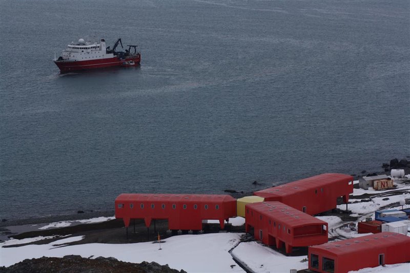 Base Antártica Española Juan Carlos I y buque polar español Sarmiento de Gamboa.