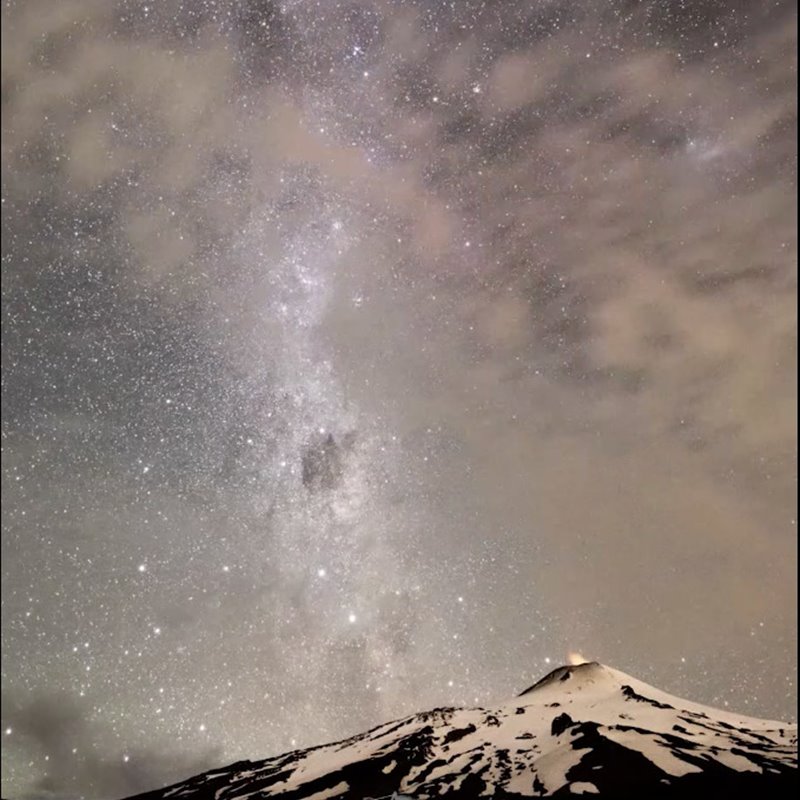 Lluvia de estrellas sobre el volcán
