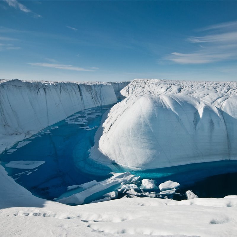 Una corriente de agua de deshielo atraviesa Groenlandia