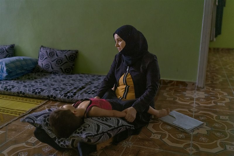 En su casa de Șanlıurfa, Jadiya al-Mohammad acuesta a su hijo Ahmad, de tres años. Jadiya huyó de Siria en 2013 junto con su familia. Recuerda cómo sus nanas evolucionaron desde las dulces canciones tradicionales  que cantaba a sus hijos mayores a  las actuales nanas sobre la guerra  y la migración.