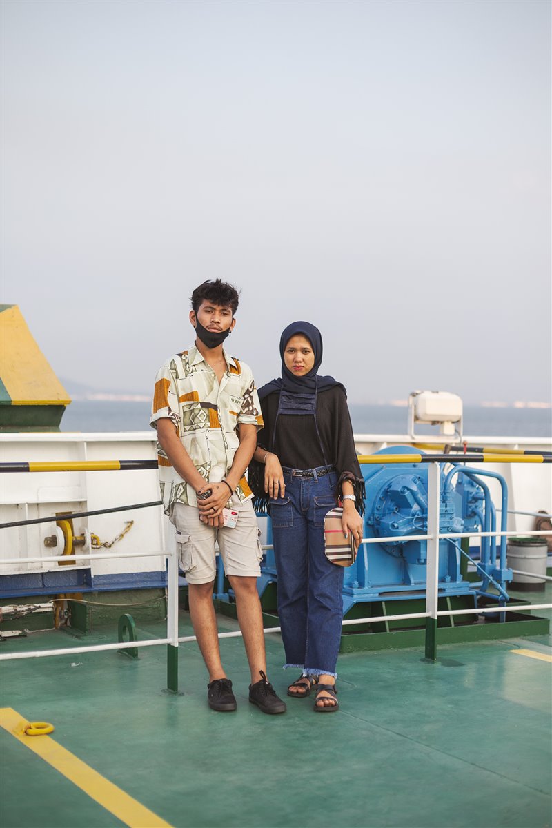 Amigos desde que  eran niños en la isla de Sumatra, estos jóvenes indonesios estaban forjándose un futuro  en Yakarta hasta que  la COVID-19 cerró sus centros de trabajo; hoy regresan a casa en ferry.