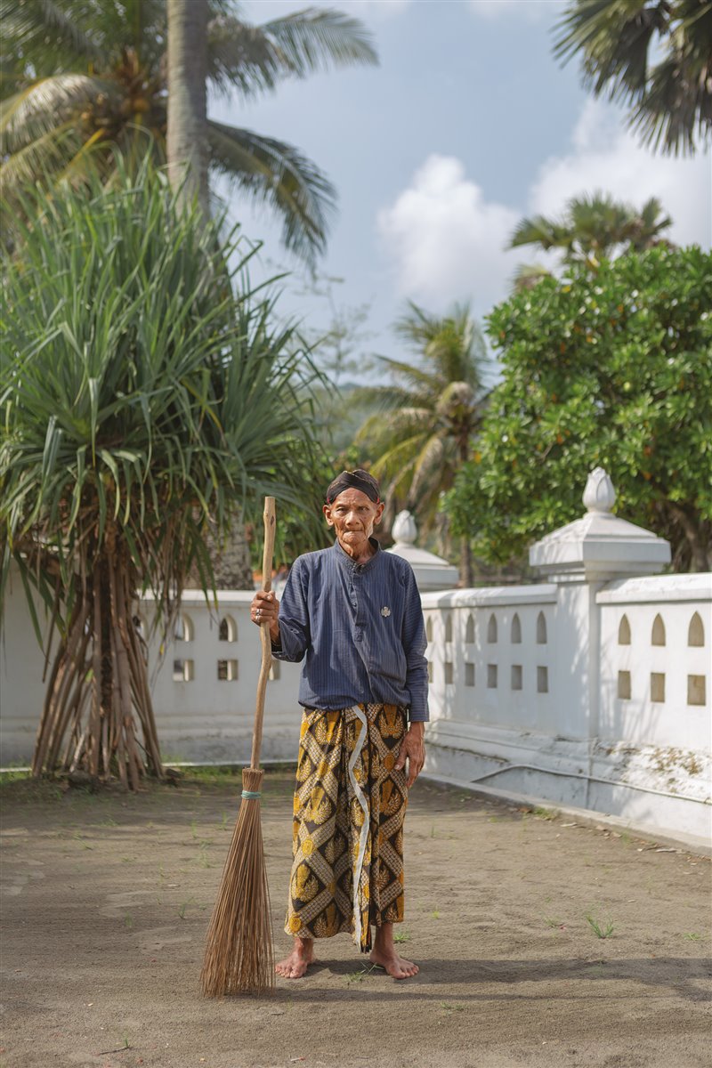 Surakso  Widarso sigue con sus tareas de limpieza en un centro javanés de peregrinación, aunque esté desierto.