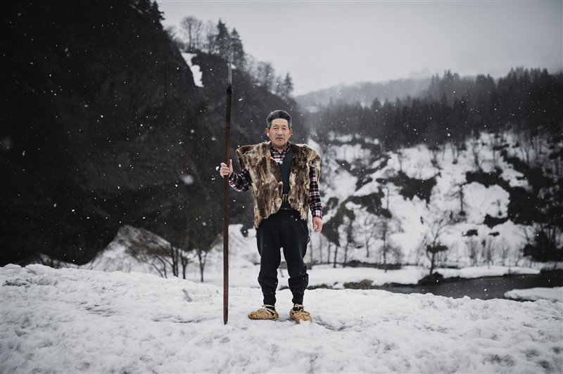 Ito Ryoichi, guardián del museo matagi de Oguni, con la indumentaria de  los cazadores matagi de finales del siglo XIX, reservada para las ceremonias del inicio de la temporada de caza.