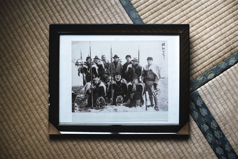 Un grupo de cazadores matagi fotografiados a finales del siglo XIX. Las tácticas de caza con lanza exigían de la fuerza y el compromiso de todo el grupo para abatir al oso,