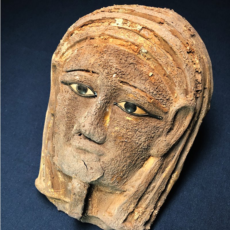 La máscara de plata bañada en oro es la primera de su género hallada en Egipto desde 1939; la portaba una sacerdotisa de una enigmática secta.