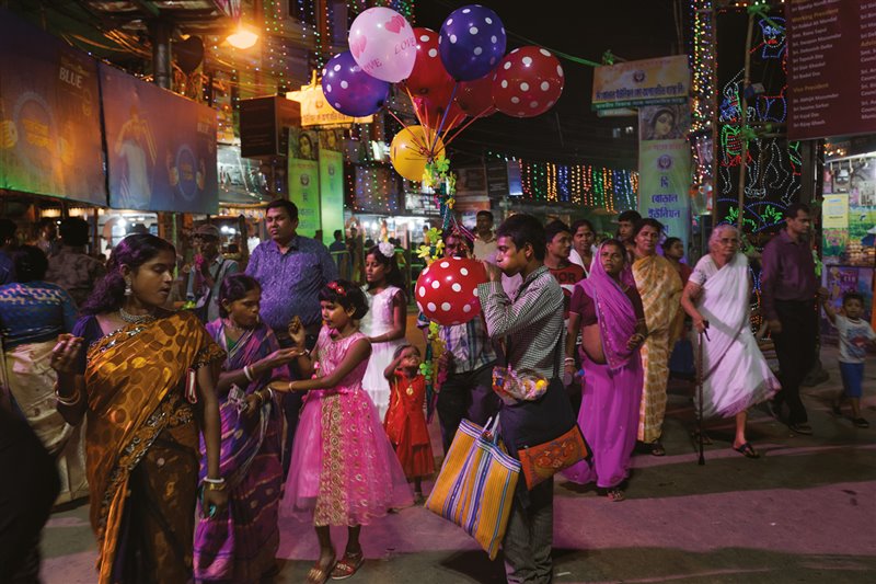 Un gentío celebra en Kolkata el Durga Puja, la festividad religiosa hindú más popular de Bengala Occidental. Con nueve días de duración, es una oportunidad para que chicas y chicos se mezclen libremente. Hay pruebas de que los traficantes de personas se amparan en las aglomeraciones para captar víctimas.