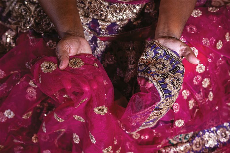 En su casa de Khulna, en Bangladesh, la madre de Sayeda sostiene el sari favorito de su hija. Se lo regaló su padre con motivo del Eid al-Fitr, la fiesta musulmana que marca el final del Ramadán. Fue la última vez que lo celebraron juntos. Cuando tenía 14 años, Sayeda se escapó con un chico que la vendió a un burdel en Mahishadal. Durante tres años recibió palizas y fue obligada a prostituirse.