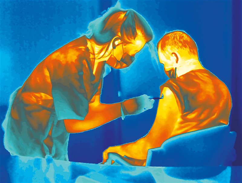 Inyección de una vacuna refrigerada contra la COVID-19 en el marco de un ensayo de la Universidad de Oxford.