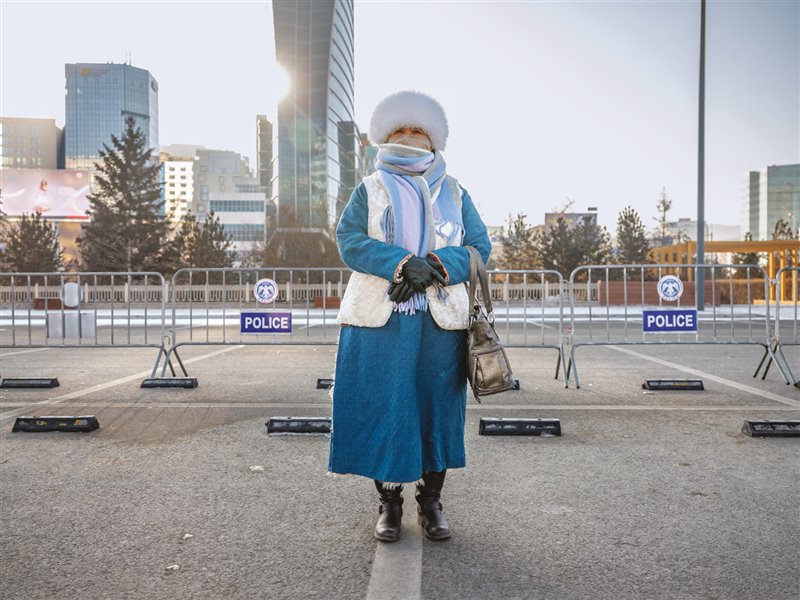 Una activista que lucha contra la contaminación se manifiesta en la plaza de Sühbaatar, a las puertas del Parlamento. El Gobierno de Mongolia ha hecho muy poco por desarrollar una energía limpia.