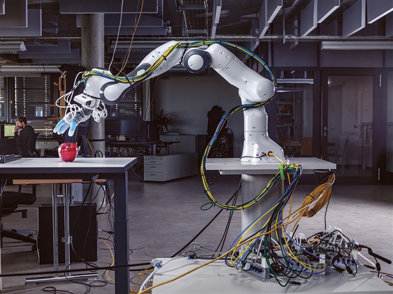Agarrar y manipular objetos es crucial para los robots que trabajan con personas. Las manos humanas son más sensibles y diestras que las de cualquier robot, pero las máquinas van mejorando. Con dedos que se llenan de aire comprimido para simular el tacto de una mano humana, este robot de la Universidad Técnica de Berlín es capaz de coger una manzana.