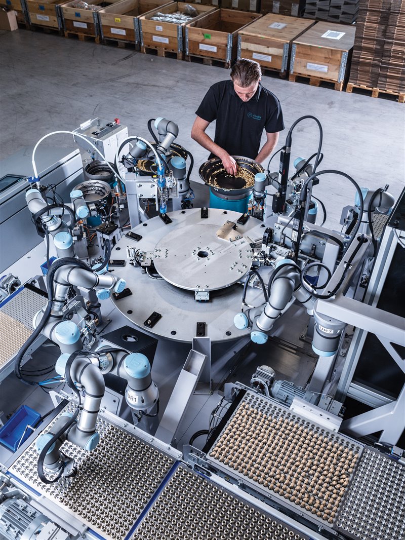 Hay compañeros robóticos de múltiples formas. En Eindhoven, Países Bajos, un empleado de Fluidics Instruments trabaja con siete brazos robóticos para ensamblar piezas de quemadores de gas y petróleo. Estos cobots son eficientes y precisos, capaces de producir mil inyectores por hora y, a diferencia de los robots fabriles tradicionales, se adaptan con rapidez a cualquier cambio.