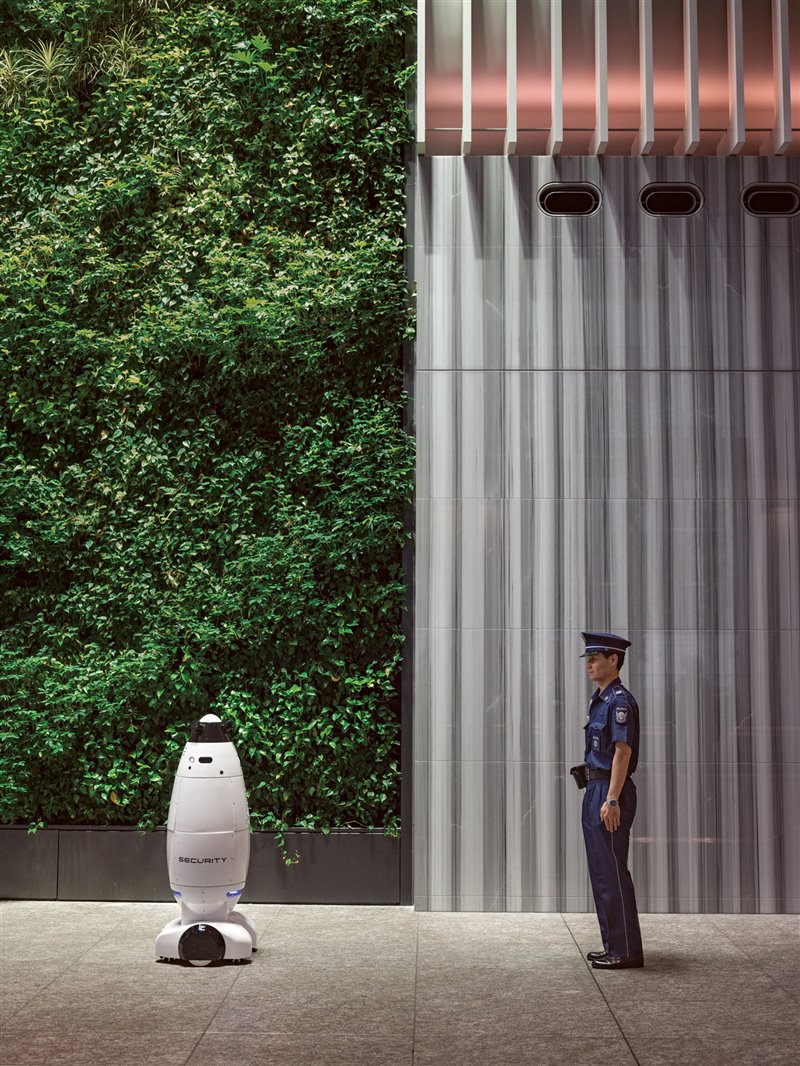 SQ-2 es un robot de seguridad, carece de extremidades, es discreto, mide 130 centímetros de altura y pesa 65 kilos. Incorpora una cámara de 360 grados, un sistema de cartografiado por láser y un ordenador que le permite patrullar en solitario.