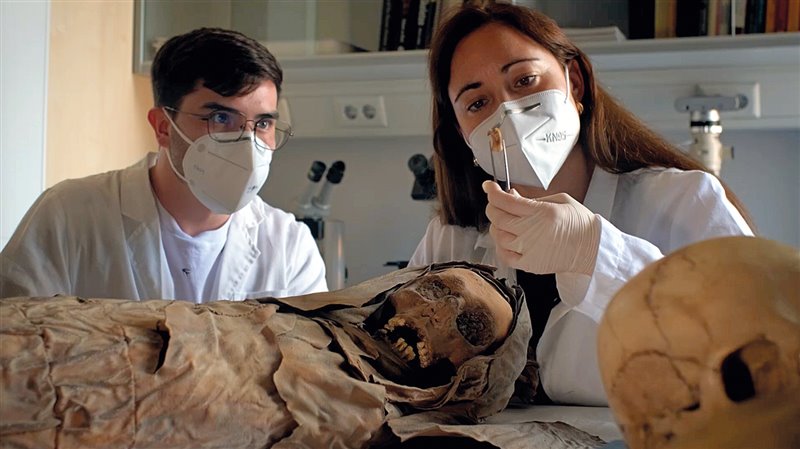En la Universidad de La Laguna, la genetista Rosa Fregel (a la derecha) extrae un diente de una momia hallada en Tenerife en el siglo XVIII para rastrear, con las últimas tecnologías paleogenómicas, el origen de las gentes que poblaron el archipiélago canario.