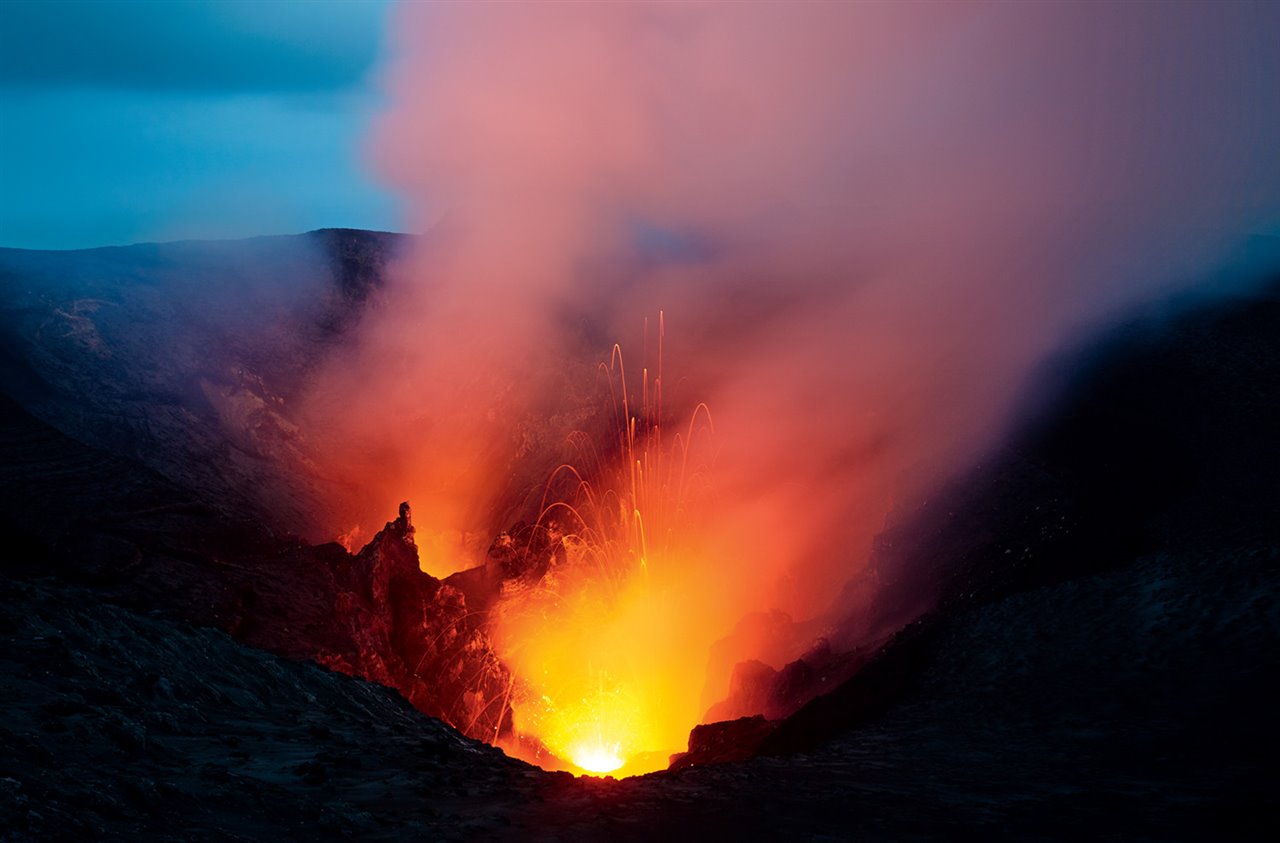 Imagen de los dos cráteres del volcán Yasur, situado en Vanuatu, en plena erupción. Este es uno de los volcanes de la Melanesia que Yves Moussallam, Premio Rolex a la Iniciativa, ha explorado.