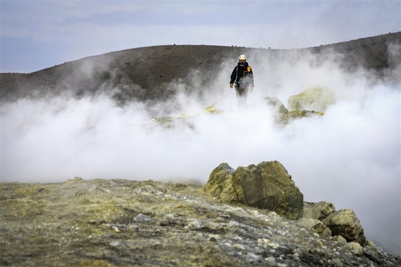Yves Moussallam camina por las inmediaciones del Estrómboli, que cuenta con tres cráteres y permanece siempre bajo vigilancia. Aquí, el científico prueba nuevas maneras de medir las emisiones volcánicas y compara los resultados con los más que refrendados datos arrojados por este volcán italiano.
