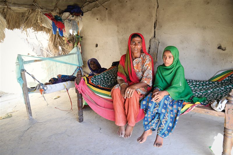 Mujeres que viven en Tharparkar, en la provincia de Sindh, una zona de Pakistán desértica y muy pobre. Es el prototipo de lugar sin acceso a servicios sanitarios.