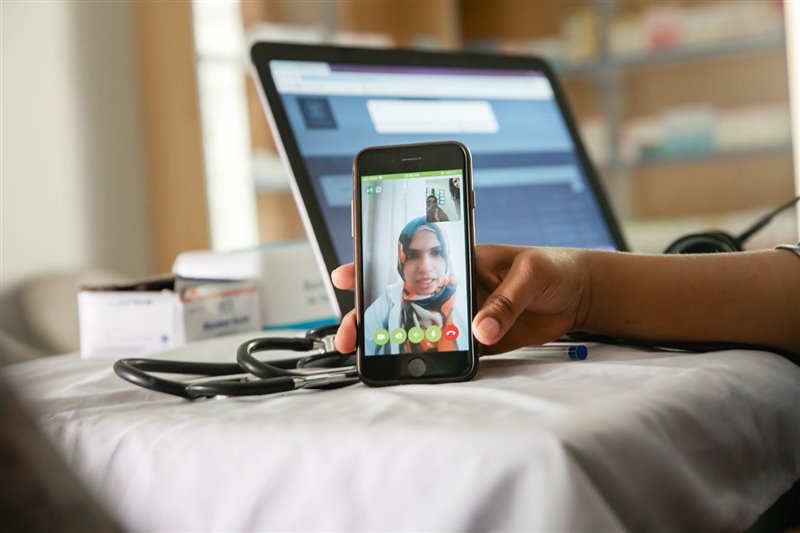 Una doctora de esta organización cofundada por Sara Saeed atiende a través del móvil a una paciente.