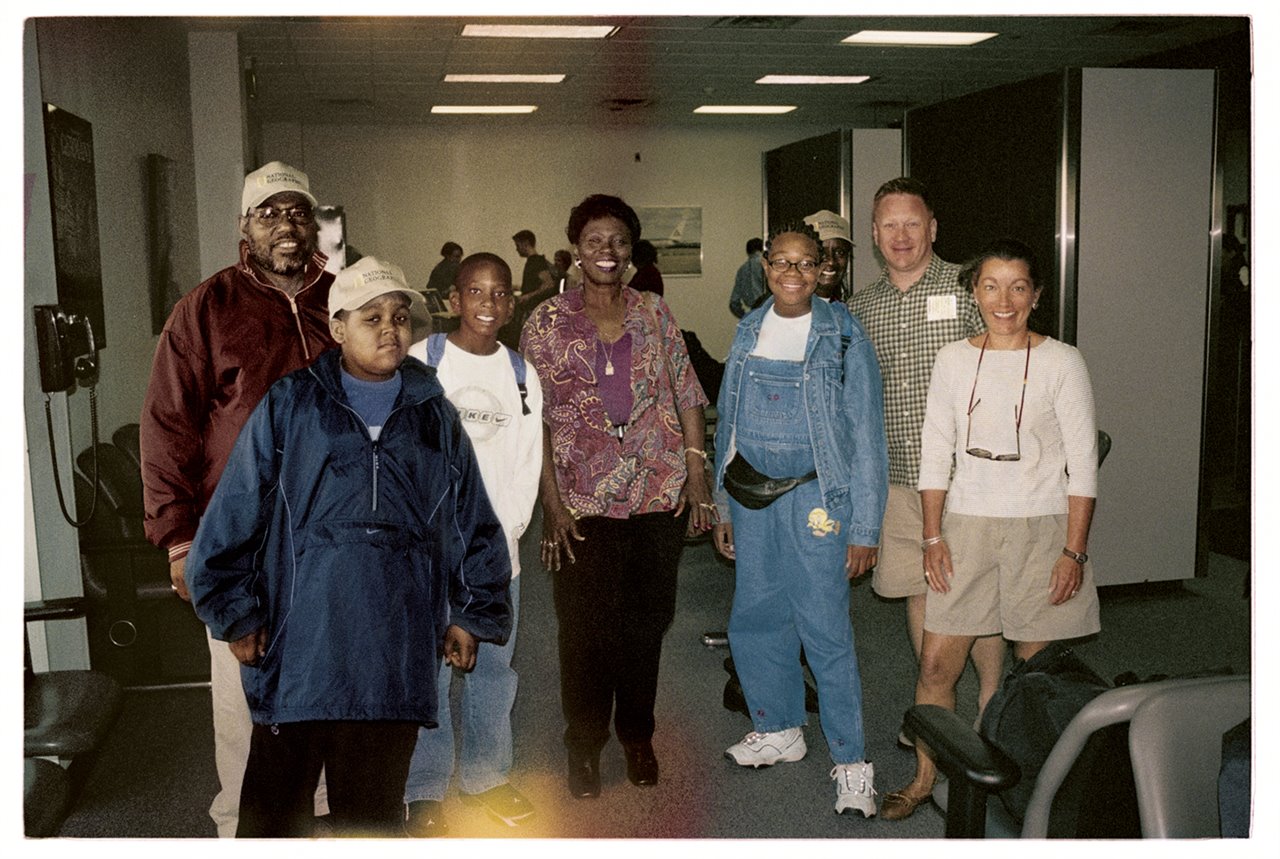 Miembros del grupo que viajaba con National Geographic posan en el aeropuerto internacional de Dulles para hacerse una foto antes de embarcar en el avión.