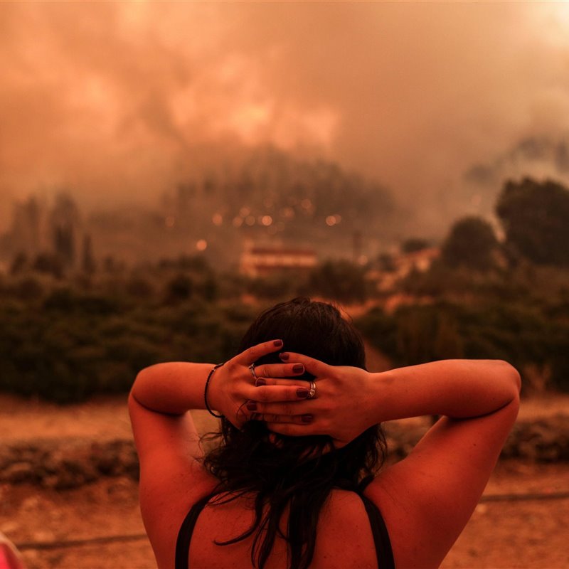 Una mujer se lamenta al contemplar el avance de las llamas en la isla griega de Euboea este último fin de semana.
