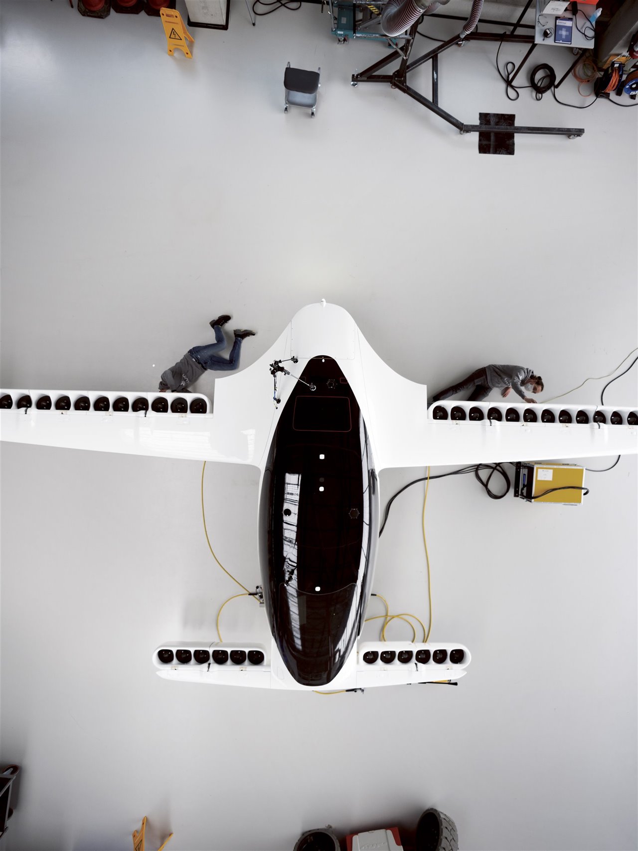 Unos ingenieros trabajan en un prototipo de aerotaxi de cinco plazas en Múnich. Construido por la empresa aeroespacial alemana Lilium, este modelo demostró en su primer vuelo, en 2019, que la potencia de un motor eléctrico puede propulsar el despegue y aterrizaje vertical, así como el vuelo horizontal.