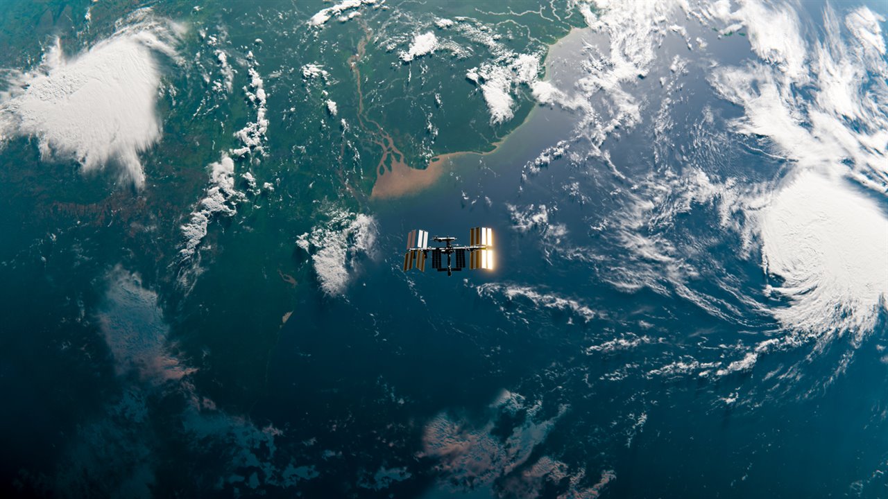La Estación Espacial Internacional orbitando sobre el río Amazonas.
