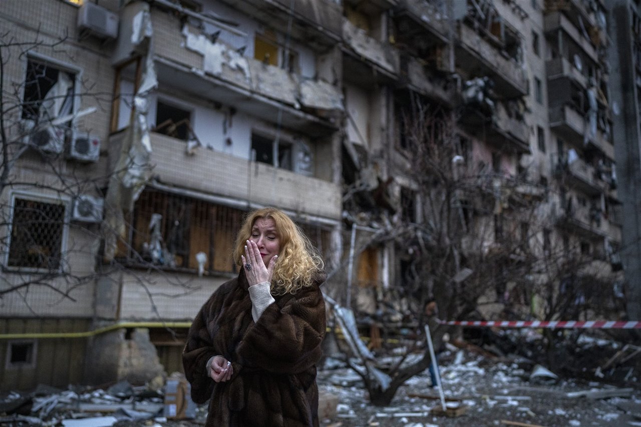 Una ciudadana ucraniana llora desconsolada junto a su casa después de un ataque con misiles en la ciudad de Kiev, Ucrania, el viernes 25 de febrero de 2022.