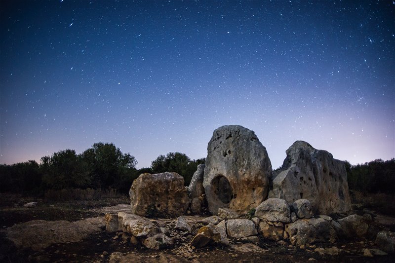 Dolmen o sepulcro megalítico de Ses Roques Llises.
