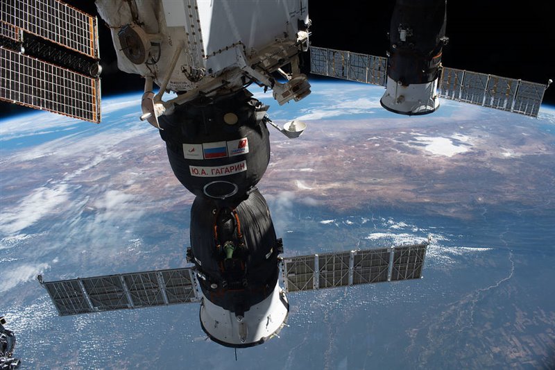 La nave tripulada Soyuz MS-18 (en primer plano) y la nave de carga Progress 77 acopladas a la Estación Espacial Internacional.