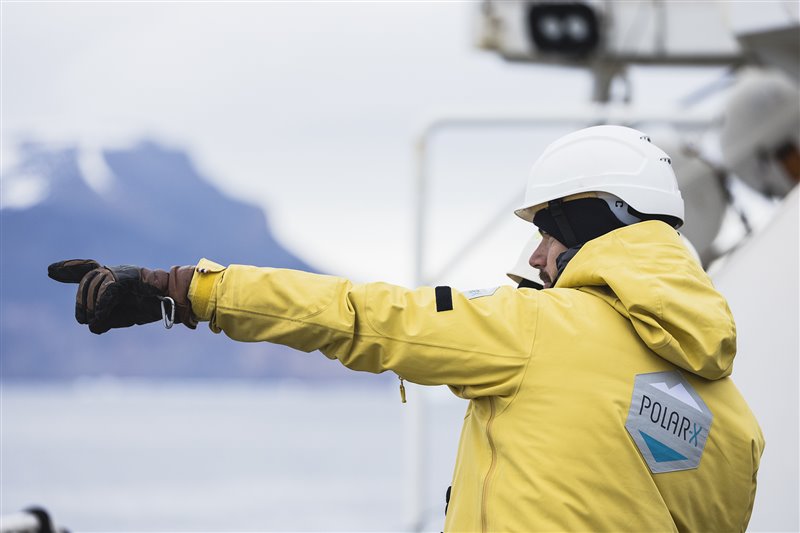 Un miembro de la tripulación señala la localización de un grupo de orcas (Orcinus orca).