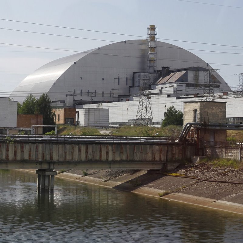 Vista del refugio protector sobre los restos de la Unidad 4 del reactor nuclear en la planta de energía nuclear de Chernóbil.