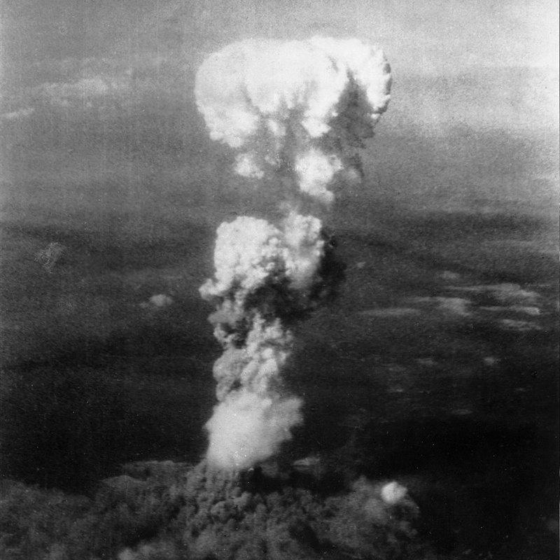 Imágenes aéreas de la explosión de dos bombas atómicas sobre las ciudades japonesas de Hiroshima y Nagasaki lanzadas por Estados Unidos el 6 y el 9 de agosto de 1945 respectivamente.
