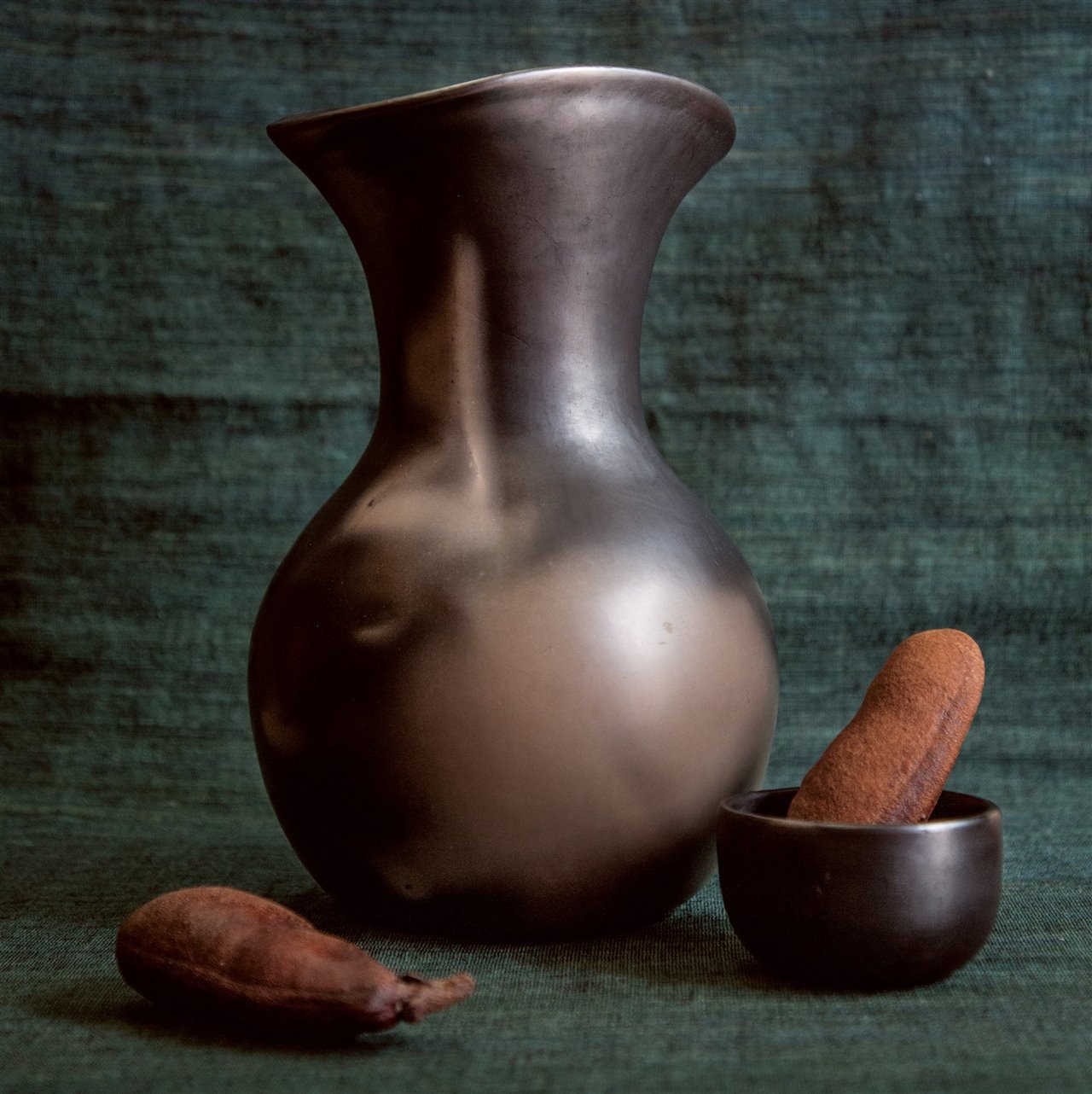 Bonita y funcional, la jarra Bartolo, creación del Colectivo 1050°, es una vuelta a las raíces tradicionales de la cerámica negra.