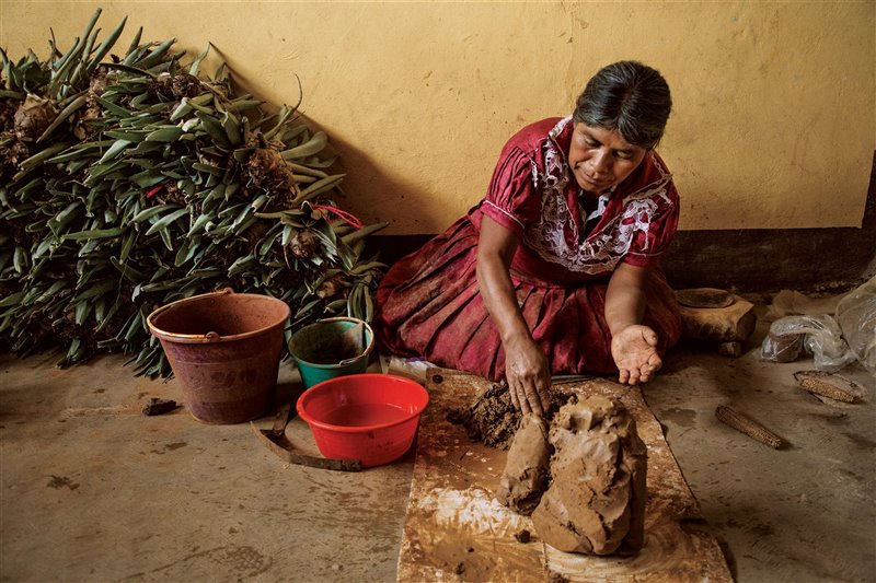 En San Marcos Tlapazola, un pueblo indígena zapoteco conocido por su tradición alfarera de barro rojo, María Cruz López comienza el proceso de moldeado de un comal.