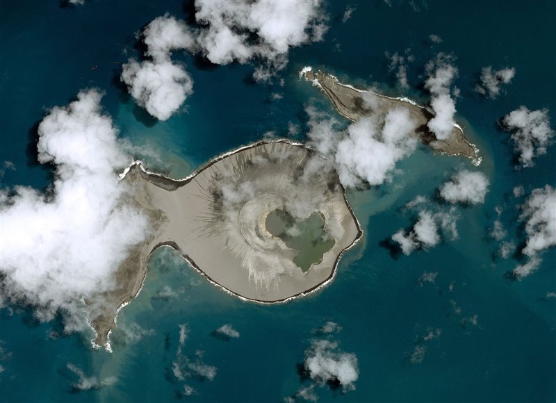 Isla creada tras la erupción surtseyana del volcán submarino Hunga Tonga-Hunga Haʻapai  