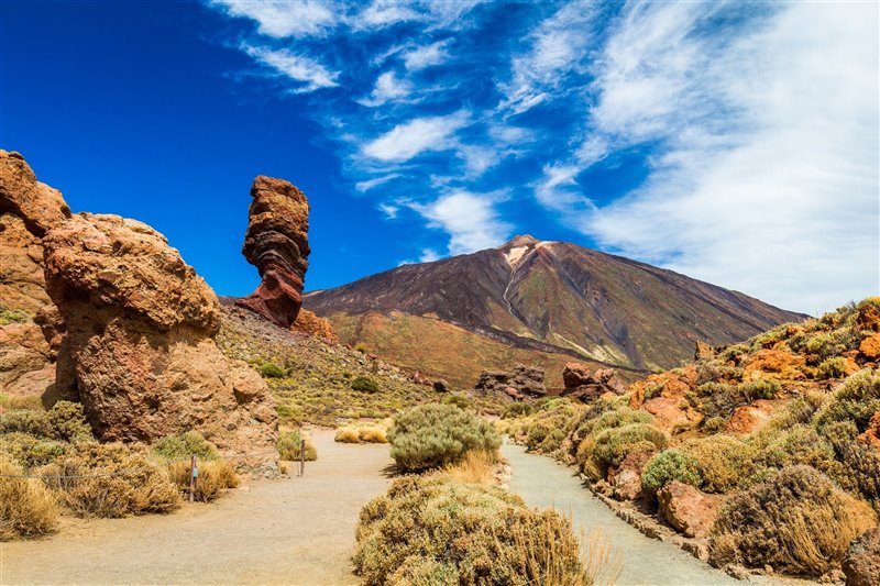 Formación rocosa de Roque Cinchado con el volcán Teide al fondo