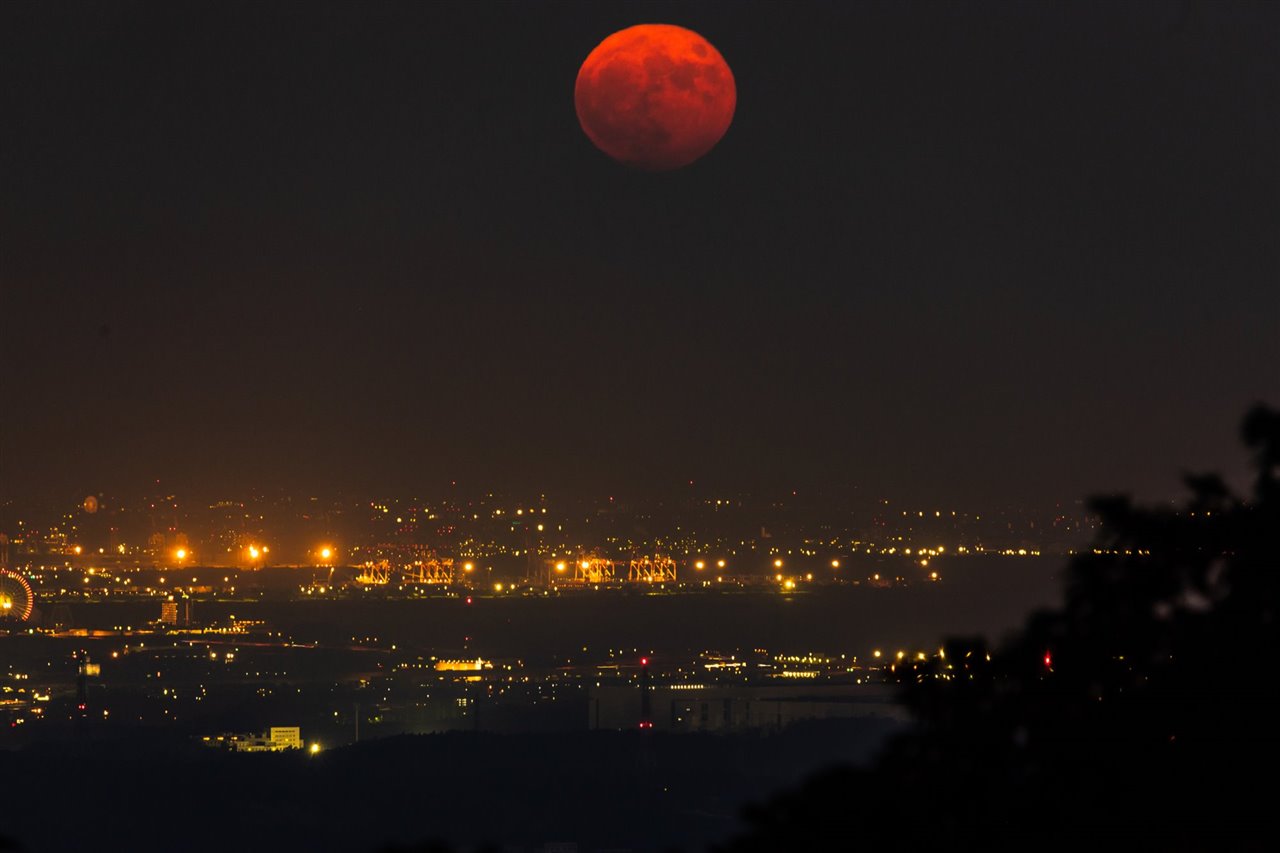 Luna de sangre sobre la ciudad de Yokkaichi, en Japón