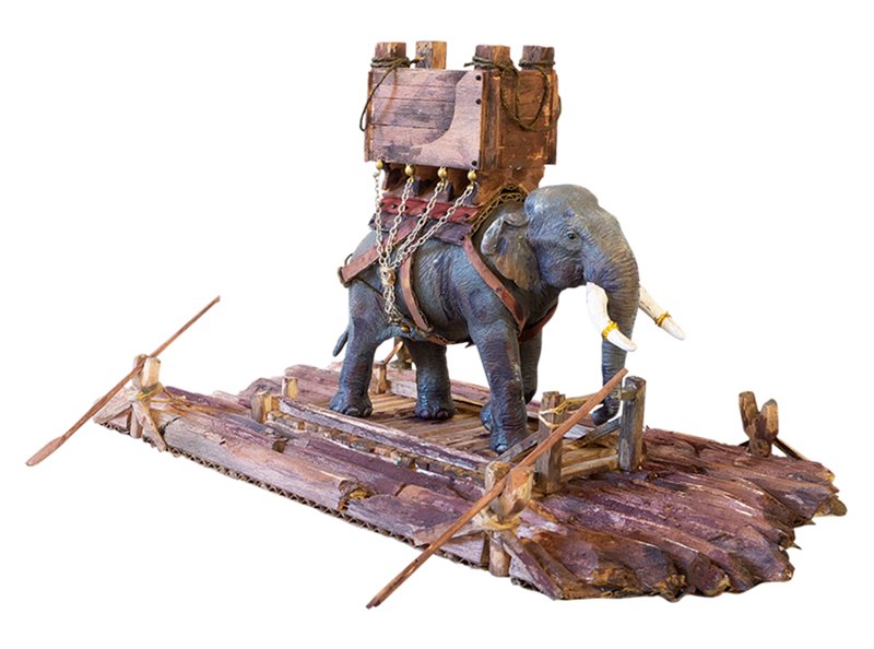 A partir de un elefante de juguete (en la imagen), Almudena Cuesta construyó a mano todos los elementos de la maqueta para crear un mundo en miniatura.