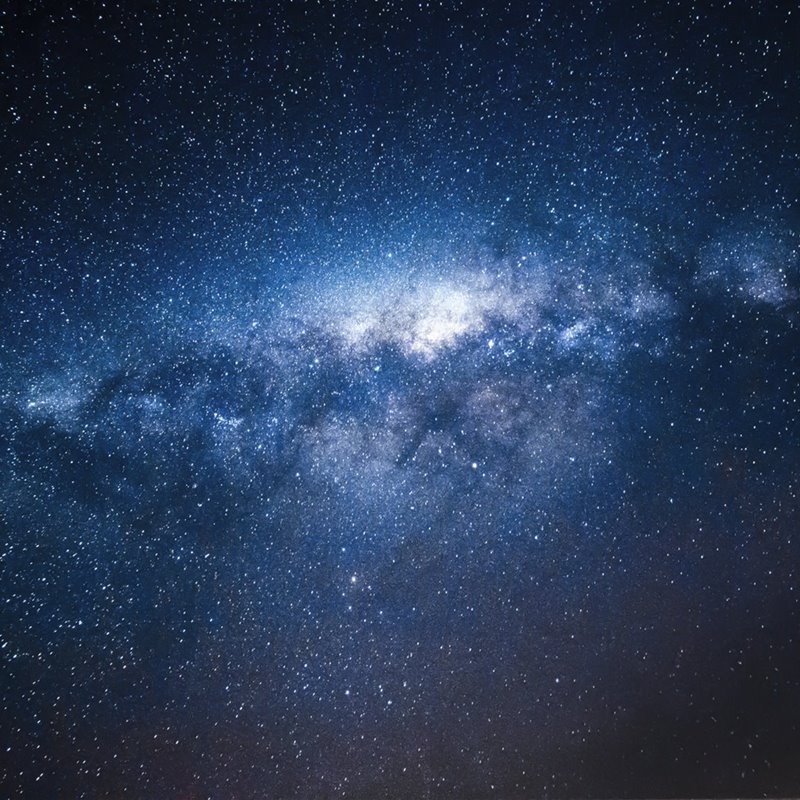 La física todavía está intentando averiguar cómo se formaron los planetas, estrellas y galaxias como la de la imagen, la vía láctea.